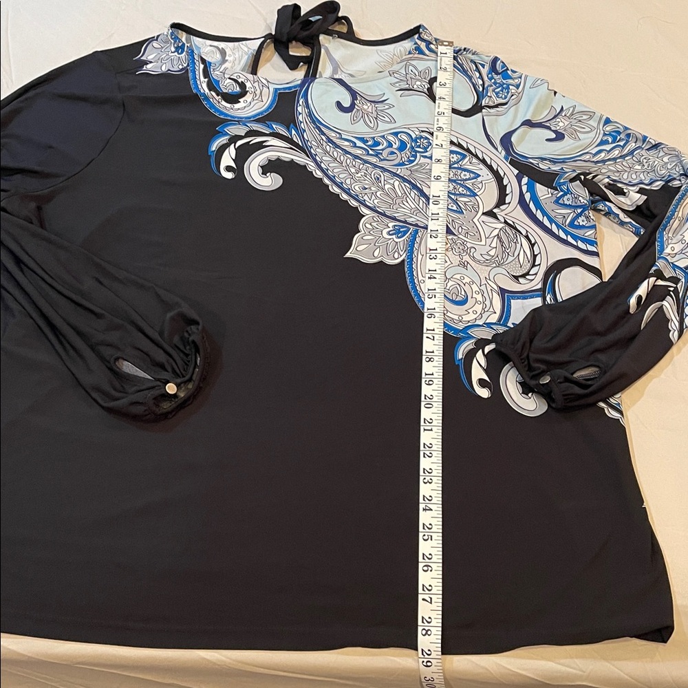 Black, with designs, back tie  (brand and size tag missing) - Picture 3 of 6